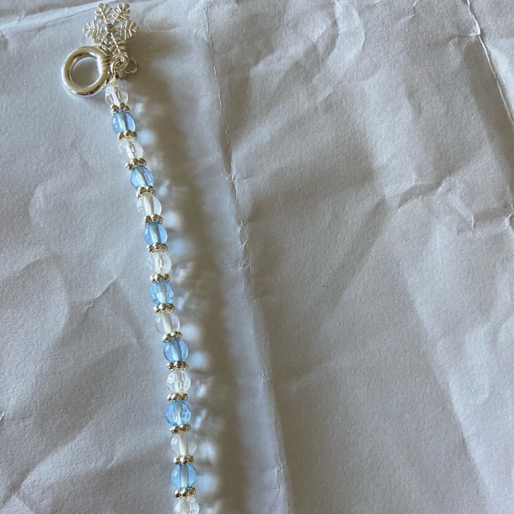 Cute wintry beaded bracelet